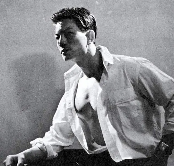 Ông thuộc thế hệ diễn viên võ thuật đầu tiên của điện ảnh Hong Kong