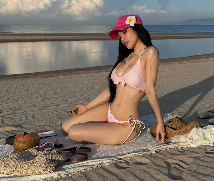 Sĩ Thanh khoe vóc dáng gợi cảm với đồ bơi hai mảnh. Ảnh: IGNV