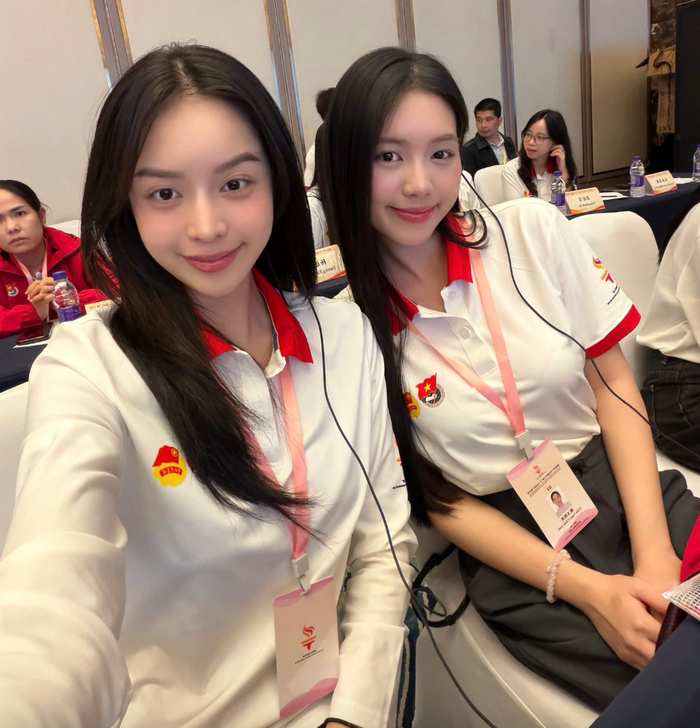 Thanh Thủy và Châu Anh vui vẻ chụp hình cùng nhau trong chuyến công tác gần đây. Ảnh: FBNV