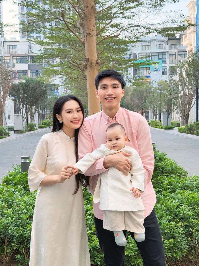 Gia đình nhỏ hạnh phúc của Đoàn Văn Hậu - Doãn Hải My ở hiện tại.