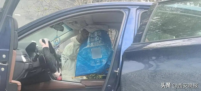 Dừng xe 15 phút không đóng cửa sổ, người đàn ông 'chết lặng' khi quay lại Ảnh 2