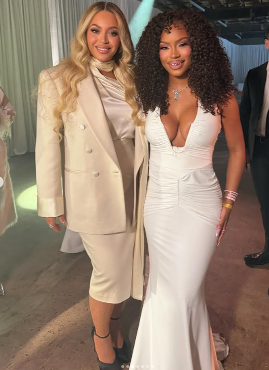 Beyoncé thanh lịch với chân váy bút chì, blazer đồng điệu và áo satin.