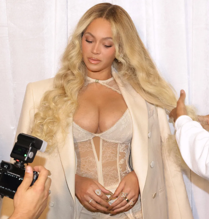 Beyoncé diện bodysuit xuyên thấu, khoe dáng nóng bỏng.&nbsp;