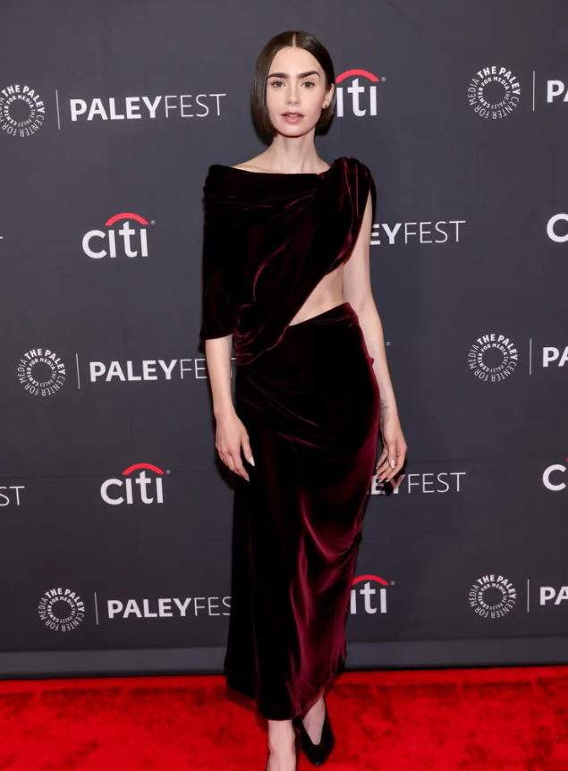 Lily Collins cuốn hút trong bộ cánh nhung đỏ rực. Ảnh: Getty Images