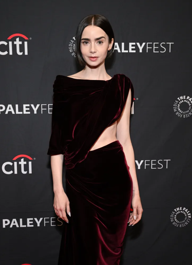 &nbsp;Lily Collins xuất hiện với mái tóc bob mượt đặc trưng cùng lớp móng trắng tinh tế. Ảnh: Getty Images
