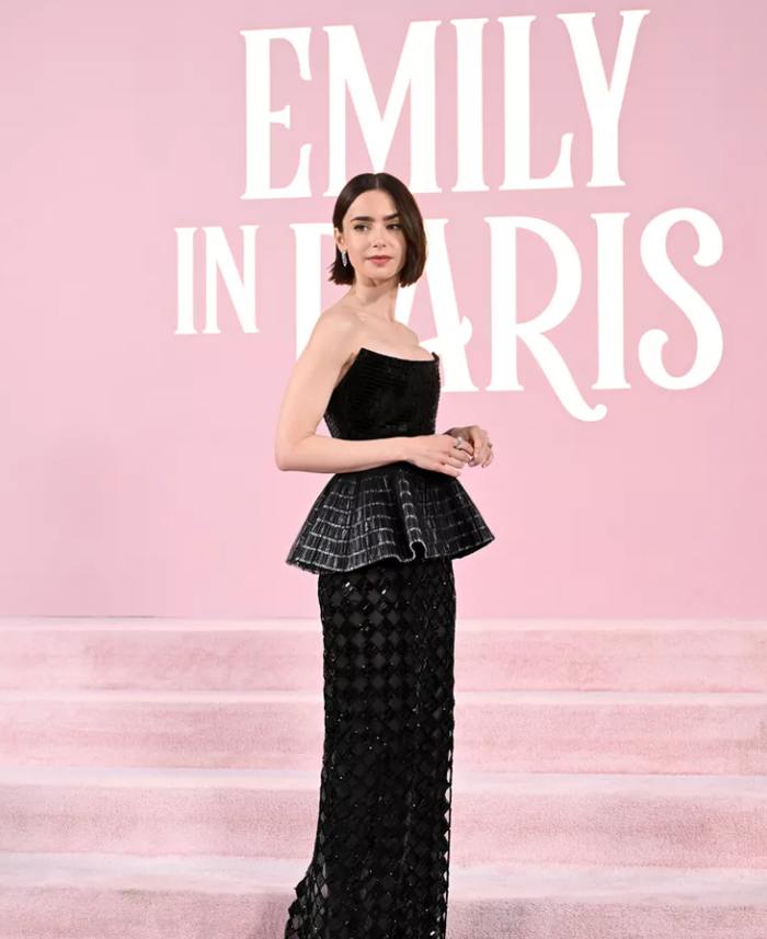 Lily Collins diện trang phục Armani Privé tại buổi ra mắt mùa 4 của Emily in Paris. Ảnh: Getty Images