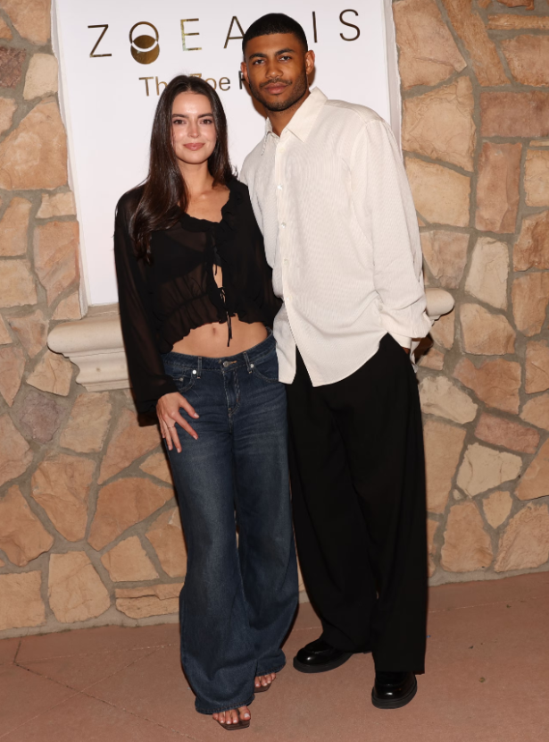 Katherine Hughes và Branden Cook cũng xuất hiện với phong cách tương tự, đồng điệu trong tinh thần thanh lịch, hiện đại và nhẹ nhàng. Ảnh: Getty Images