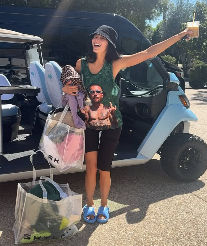 Kylie Jenner gây chú ý khi xuất hiện trong tinh thần “Bieberchella”, diện áo tank top Justin Bieber Skylrk cùng dép sandal đơn giản nhưng nổi bật, thể hiện gu thời trang thoải mái đặc trưng mùa lễ hội. Ảnh: Getty Images