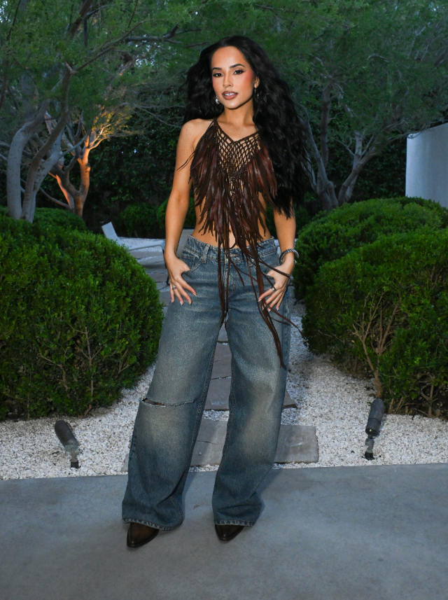 Becky G mang đến điểm nhấn cá tính tại sự kiện CARAVANA 15-year celebration với áo da tua rua, làm mới phong cách festival quen thuộc bằng nét mạnh mẽ, phóng khoáng. Ảnh: Getty Images