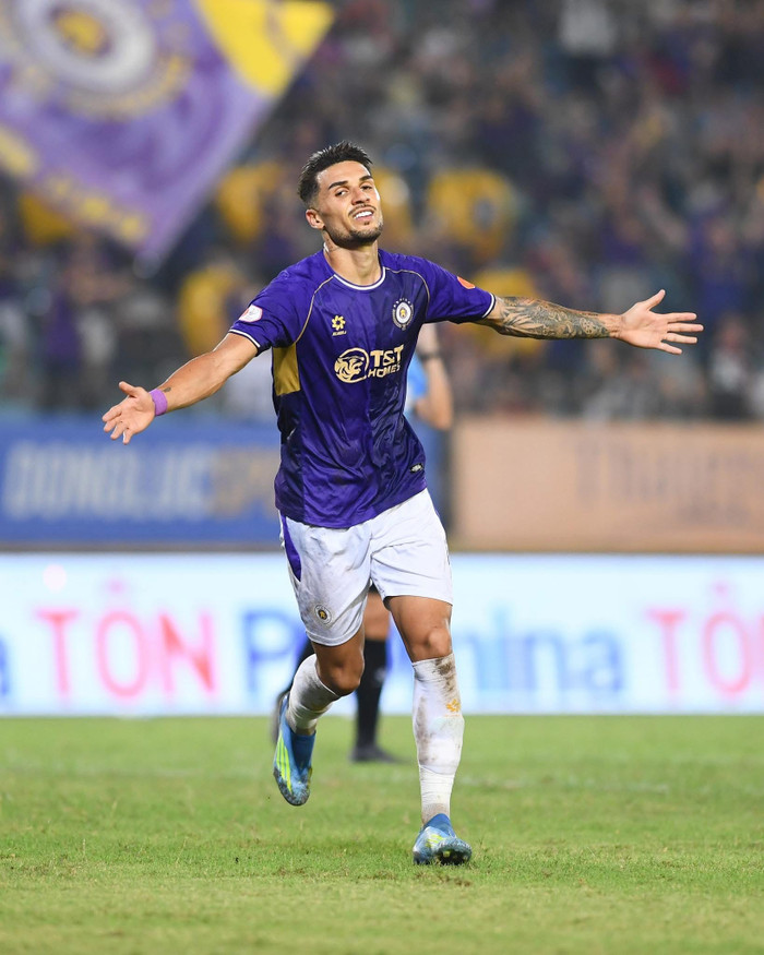 Đỗ Hoàng Hên tiếp tục để lại dấu ấn lớn với người hâm mộ Việt Nam. Ảnh: Hà Nội FC