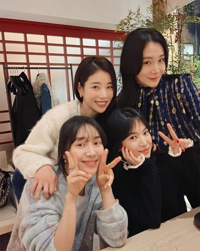Ki Eun Se cùng Song Hye Kyo và 2 nữ diễn viên Park Hyo Joo, Choi Hee Seo lập thành hội bạn thân sau những sự kết hợp trên màn ảnh.