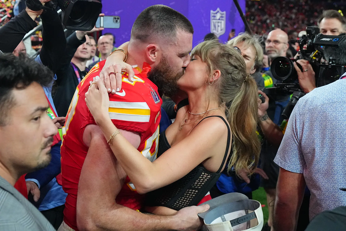 Taylor Swift và bạn trai - ngôi sao bóng bầu dục Travis Kelce chính thức đính hôn vào tháng 8/2025.