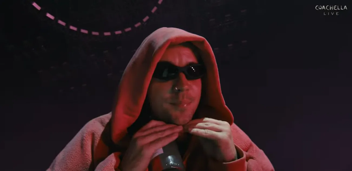 Ngoài những ý kiến chỉ trích, cũng có đông đảo khán giả để lại lời bênh vực nam ca sĩ.