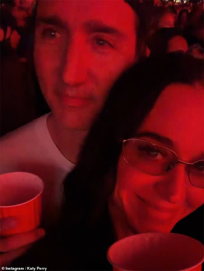 Katy Perry ôm Justin Trudeau đầy tình tứ.
