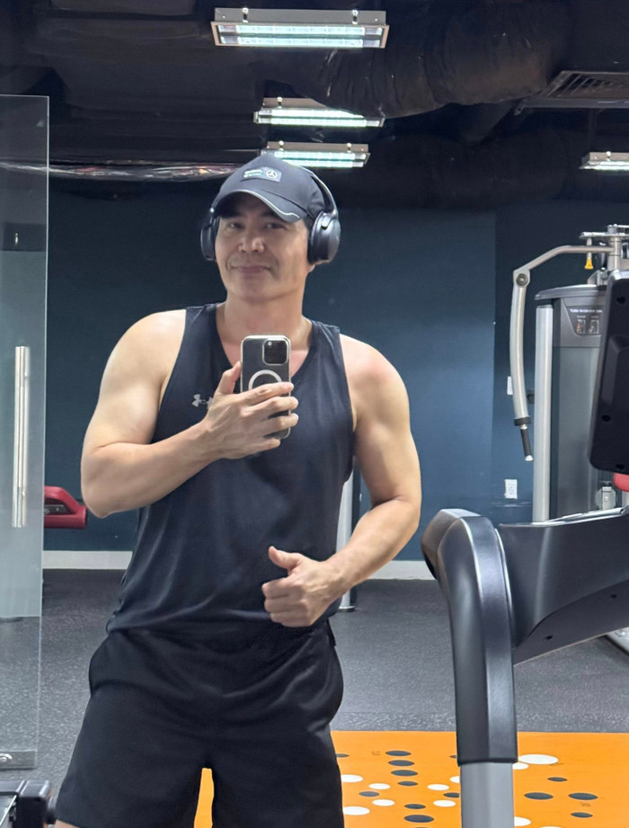 Nhờ chăm chỉ tập luyện, nam diễn viên giữ được vóc dáng săn chắc ở tuổi ngoài 50.