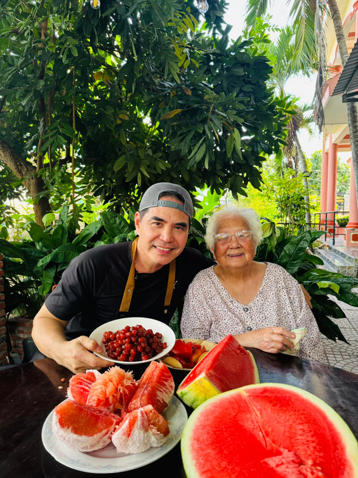 Nam diễn viên dành nhiều thời gian cho mẹ, cũng như thường xuyên vào bếp nấu nhiều món ngon, chia sẻ công thức với khán giả.&nbsp;