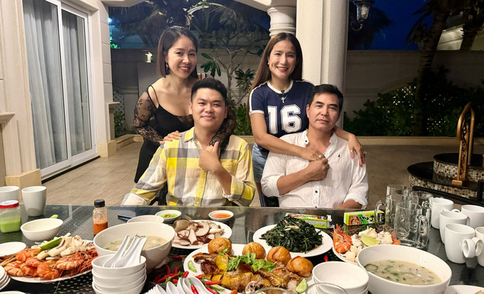 Vợ chồng Lê Phương cùng nghệ sĩ Cát Tường chúc mừng sinh nhật diễn viên Trung Dũng.&nbsp;