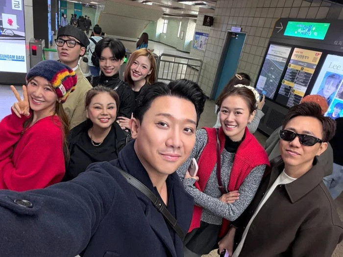 Uyển Ân cùng hội bạn thân Vbiz, trong đó có vợ chồng Trấn Thành và Hari Won.