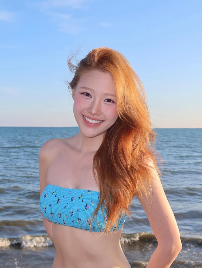 Em gái Trấn Thành khoe dáng trong hình ảnh diện đồ tắm. Vòng eo con kiến của nữ diễn viên trở thành tâm điểm thu hút sự chú ý.&nbsp;