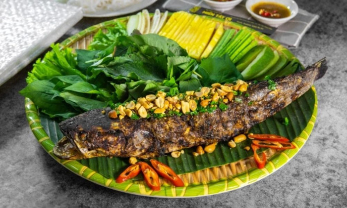 Món cá lóc nướng trui nổi tiếng ở Tiền Giang.