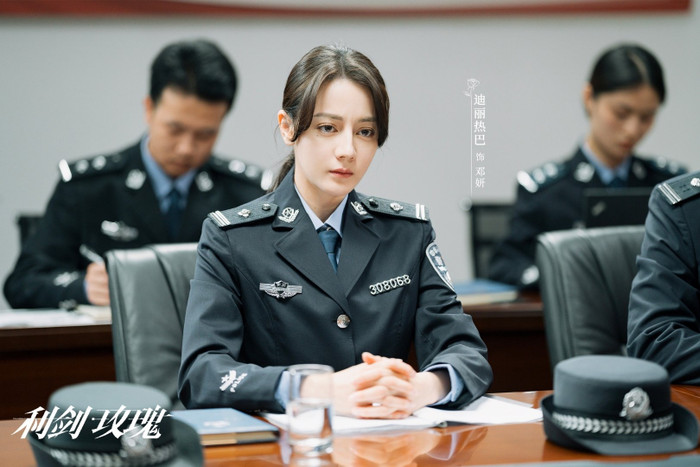 Xếp cuối bảng với 92 triệu nhiệt, Đặng Nghiên của Lợi Kiếm Hoa Hồng là hình tượng nữ cảnh sát hình sự. Vai diễn mang màu sắc chính kịch, thể hiện sự nghiêm túc và tinh thần dấn thân, đánh dấu bước chuyển hướng trong lựa chọn vai của nữ diễn viên.