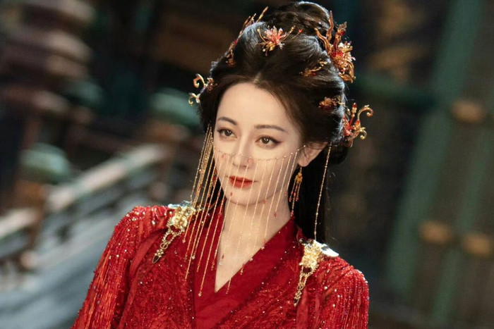 Xếp thứ hai với 220 triệu nhiệt, Hạ Tư Mộ của Bạch Nhật Đề Đăng là hình tượng ma sống hàng trăm năm. Nhân vật mang vẻ đẹp ma mị, quyền năng và sự lạnh lùng do thời gian tồn tại quá dài. Sự thay đổi nội tâm khi gặp được người đặc biệt trở thành điểm nhấn thu hút khán giả.