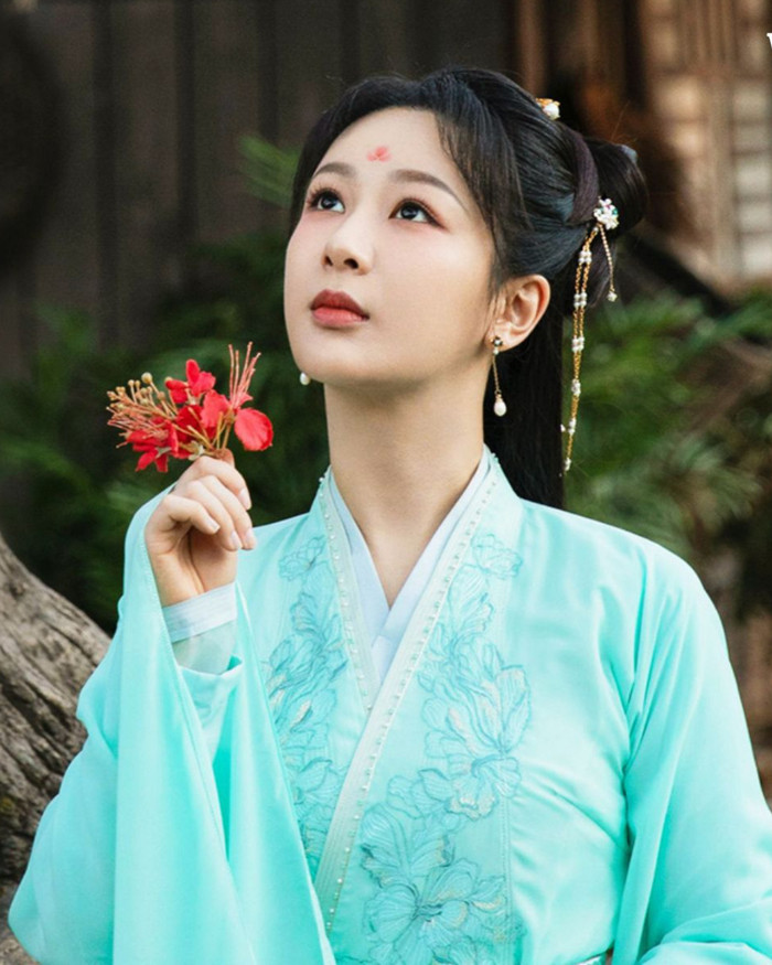 Giữ vị trí dẫn đầu, Tiểu Yêu trong Trường Tương Tư đạt mức nhiệt kỷ lục 1,2 tỷ, đồng thời là nhân vật nữ đầu tiên vượt mốc 300 triệu nhiệt độ. Xuất thân cao quý nhưng lưu lạc nhân gian trong thân phận khác, cô gây ấn tượng với nội tâm phức tạp, vừa mạnh mẽ vừa cô độc. Hành trình tìm lại bản ngã cùng các mối quan hệ chồng chéo giúp nhân vật tạo hiệu ứng lan tỏa rộng rãi.