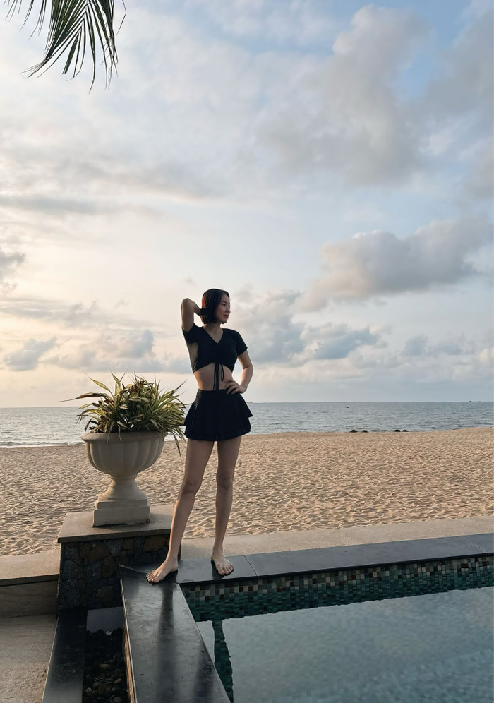 Lê Phương khoe ảnh đi biển, tự tin diện đồ tắm khoe dáng quyến rũ.