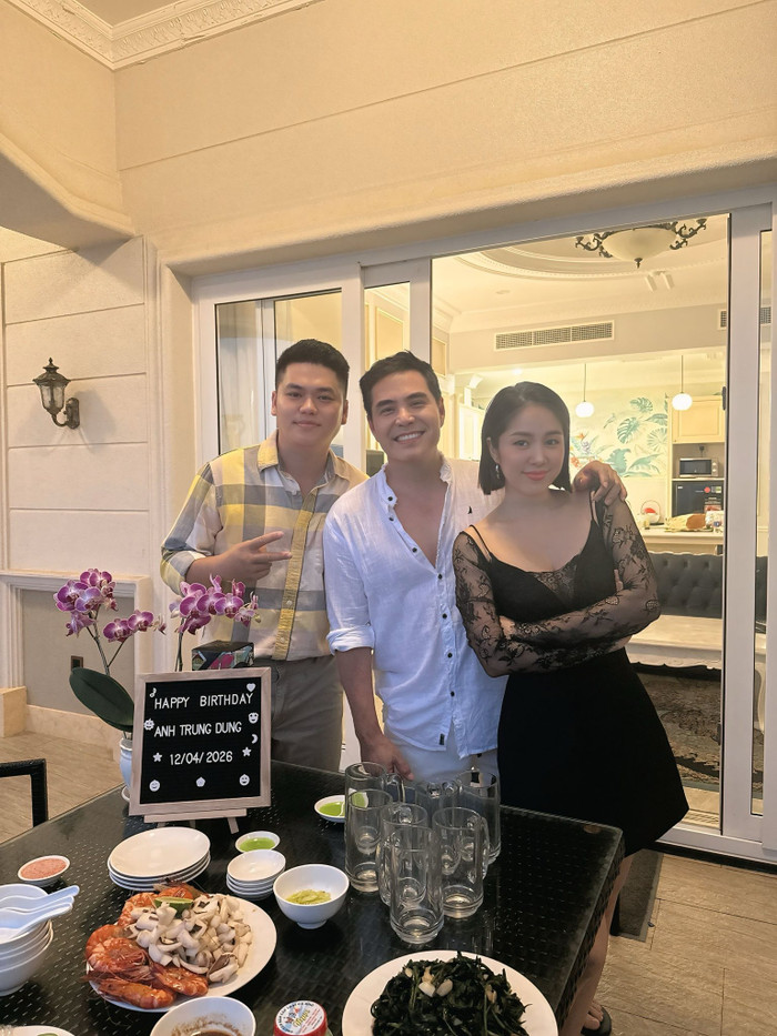 Vợ chồng Lê Phương đến Vũng Tàu chúc mừng sinh nhật diễn viên Trung Dũng.