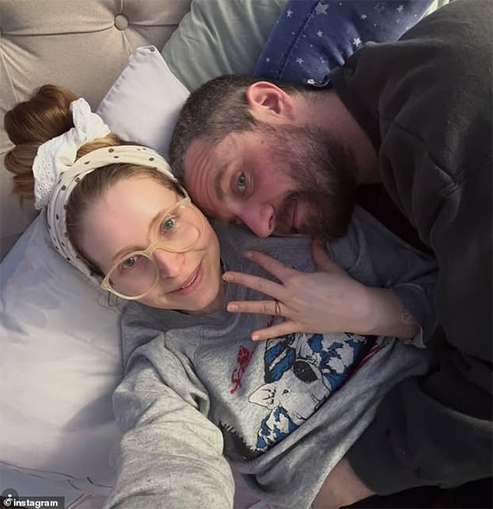 Khoảnh khắc ngọt ngào của Jessie Cave bên người bạn đời.