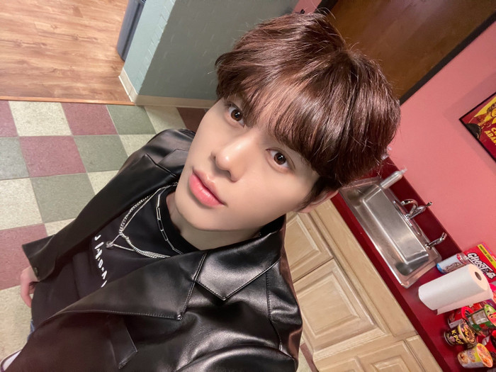 Nam ca sỹ không thể về Hàn Quốc và vị kẹt lại. (Ảnh: QQ)