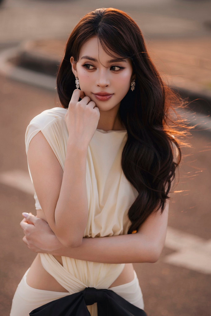 Tiểu Vy khoe visual xinh đẹp với bộ váy cắt xẻ. Ảnh: FBNV