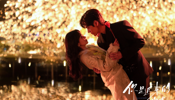 Bộ phim được chuyển thể từ tiểu thuyết cùng tên của Cố Liễu Chi, kể về Nguyễn Dụ (Trịnh Hợp Huệ Tử đóng) và Hứa Hoài Tụng (Ngụy Triết Minh đóng). - Ảnh: Baidu