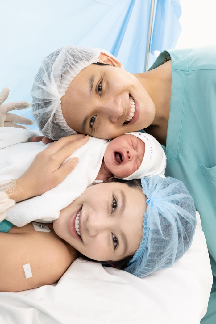 Chế Nguyễn Quỳnh Châu và chồng hạnh phúc chào đón em bé của gia đình.