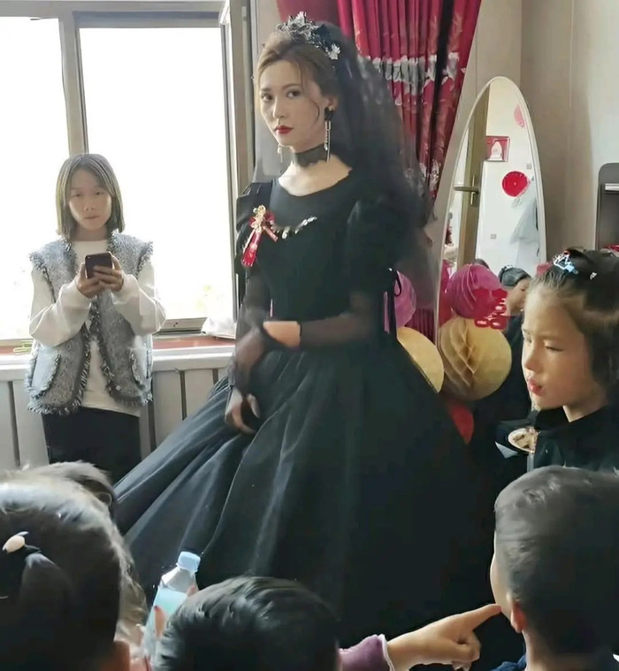 Cô dâu mặc váy cưới màu đen, chú rể 'méo mặt' trong ngày trọng đại Ảnh 1