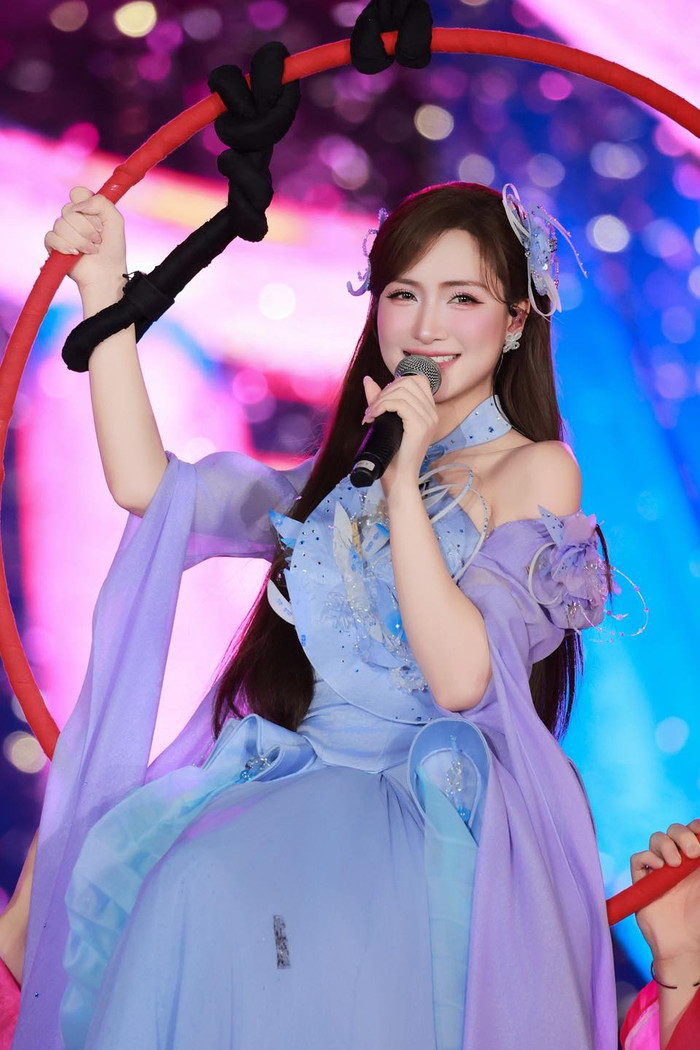 Hòa Minzy đang nhận được nhiều sự yêu mến của khán giả sau khi công khai chuyện tình cảm với bạn trai Văn Cương vào tháng 3 năm nay. Ảnh: FBNV