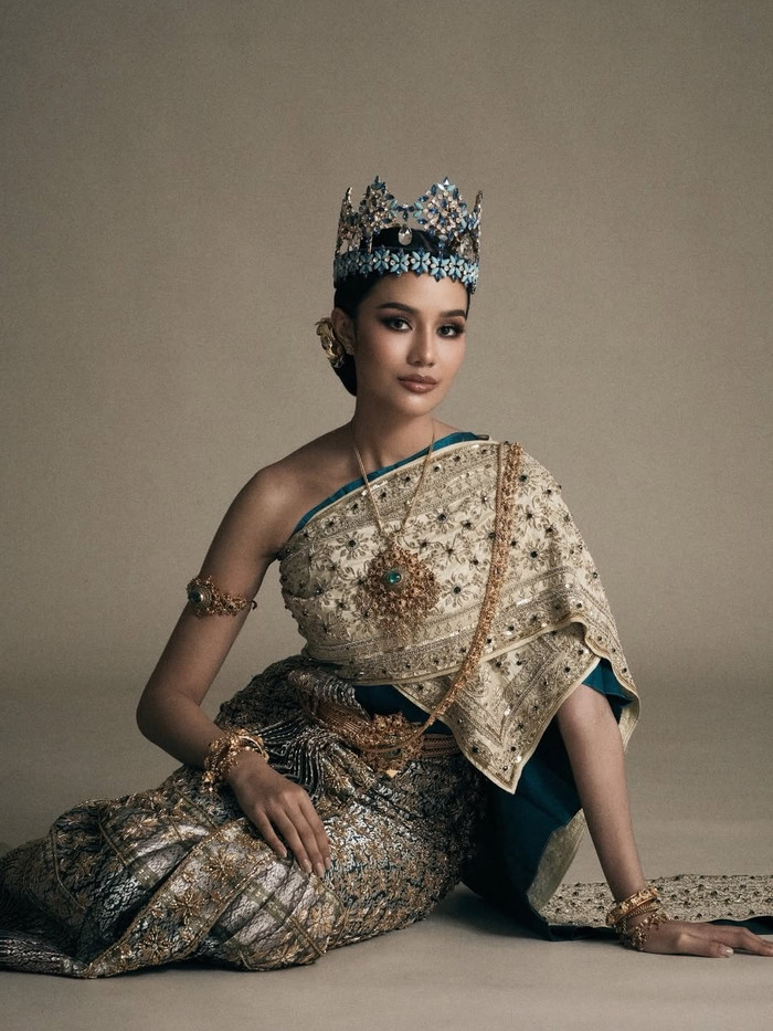 Opal Suchata gây ấn tượng với hình ảnh diện trang phục truyền thống Thái Lan.