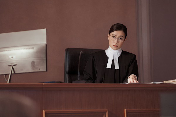 Phim truyền hình TVB về đề tài luật pháp, xoay quanh các phiên tòa với nhiều tình tiết gay cấn và các câu chuyện xã hội thời sự. Xa Thi Mạn đóng chính cùng với sự góp mặt của Châu Gia Lạc và Trần Vỹ. Tác phẩm đang thu hút sự chú ý từ khán giả yêu thích dòng phim pháp lý.