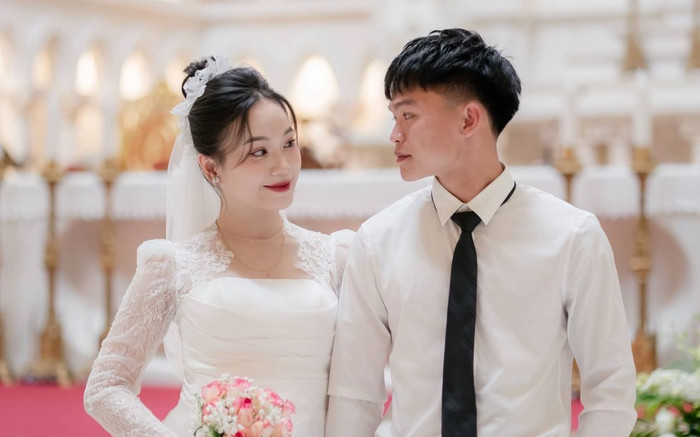 Cầu thủ Hồ Văn Cường và bà xã Nguyễn Linh đều cùng quê Nghệ An.