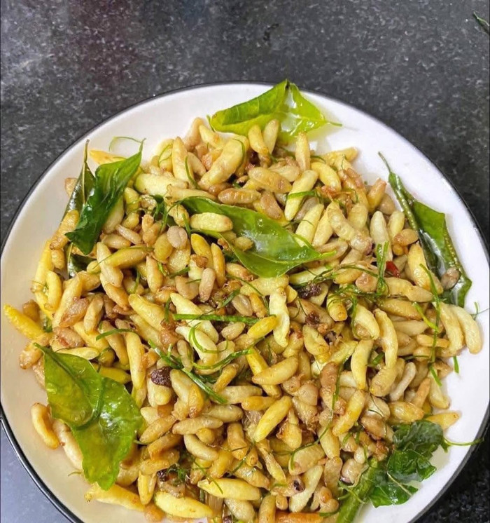 Hè này về xứ Nghệ - quê Hồ Văn Cường, thưởng thức nhộng ong rừng béo ngậy Ảnh 2