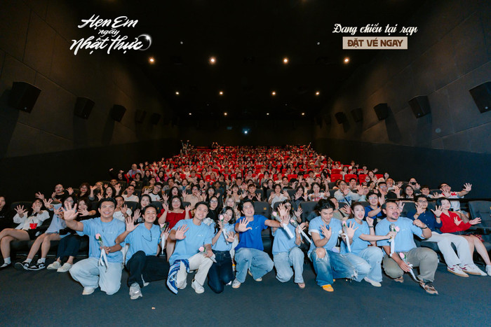 Đoàn làm phim Hẹn Em Ngày Nhật Thực trong buổi tri ân khán giả tại một cụm rạp lớn. - Ảnh: NSX