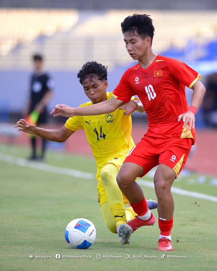 CĐV Malaysia phản ứng trái chiều sau thất bại 0-4 trước U17 Việt Nam vào hôm nay. Ảnh: FAM