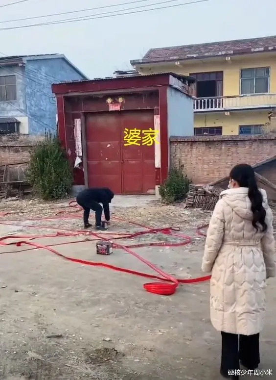 Con gái ly hôn sau 17 năm lấy chồng, cha mẹ đến tận nhà sui gia đốt pháo ăn mừng Ảnh 2