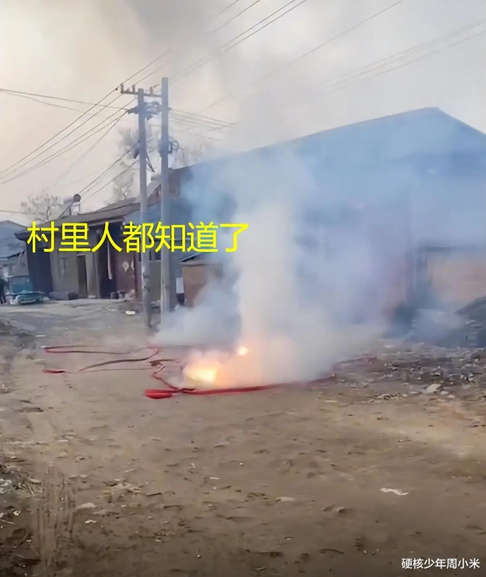 Con gái ly hôn sau 17 năm lấy chồng, cha mẹ đến tận nhà sui gia đốt pháo ăn mừng Ảnh 4