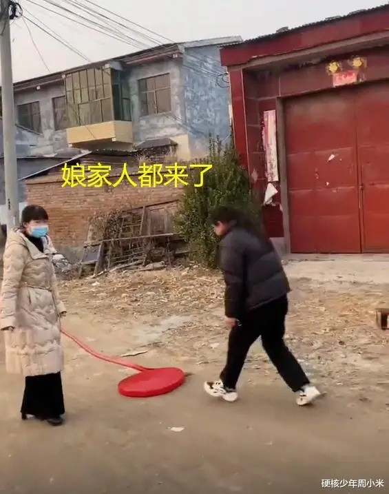 Con gái ly hôn sau 17 năm lấy chồng, cha mẹ đến tận nhà sui gia đốt pháo ăn mừng Ảnh 1