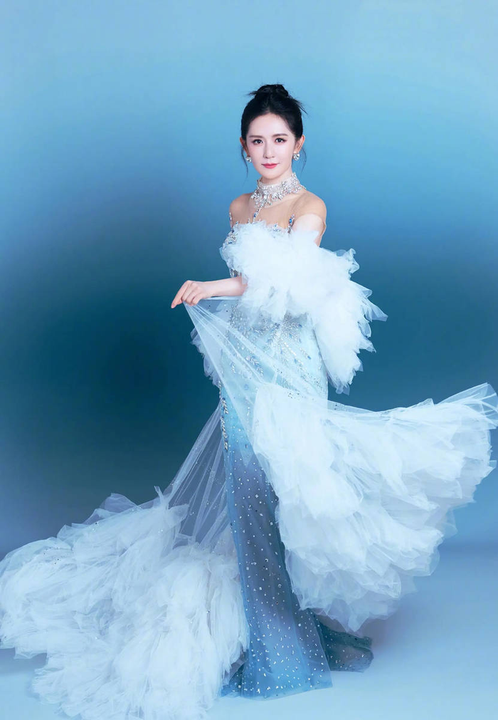 Tạ Na lột xác về phong cách. (Ảnh: Weibo)