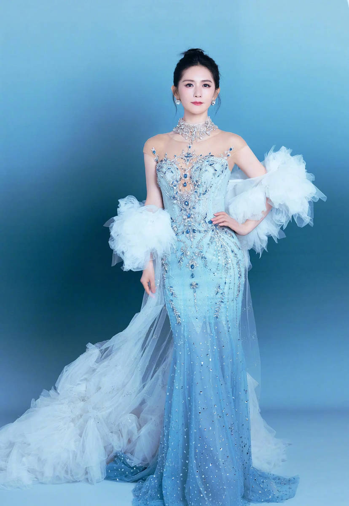 Tạ Na diện váy đuôi cá xanh băng, khí chất lạnh sang như “nữ thần biển cả”. (Ảnh: Weibo)