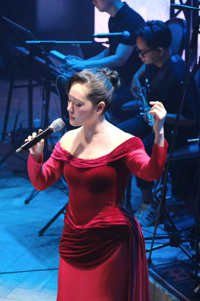 Phương Linh ngẫu hứng hát theo yêu cầu khán giả, dân mạng 'nổi da gà' Ảnh 5