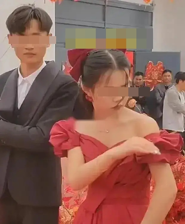 Cô dâu mải mê lướt điện thoại ngay trong đám cưới, phản ứng của chú rể gây chú ý Ảnh 2