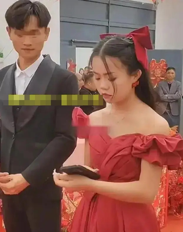 Cô dâu mải mê lướt điện thoại ngay trong đám cưới, phản ứng của chú rể gây chú ý Ảnh 3